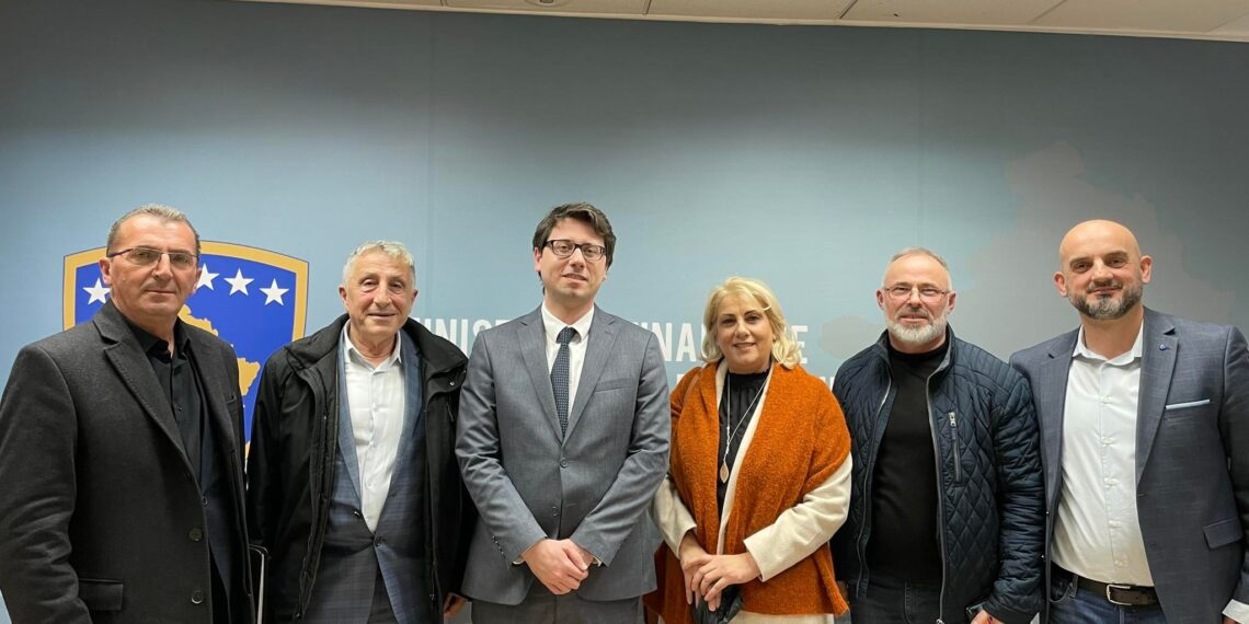 Sot me 14.12.2022 është mbajtur takimi me Ministrin e Financave, Z. Hekuran Murati, në ketë takim kanë marrë pjesë kryetarët e Sindikatave: nga Policia, Arsimi, Administrata, Shëndetësia dhe Dogana