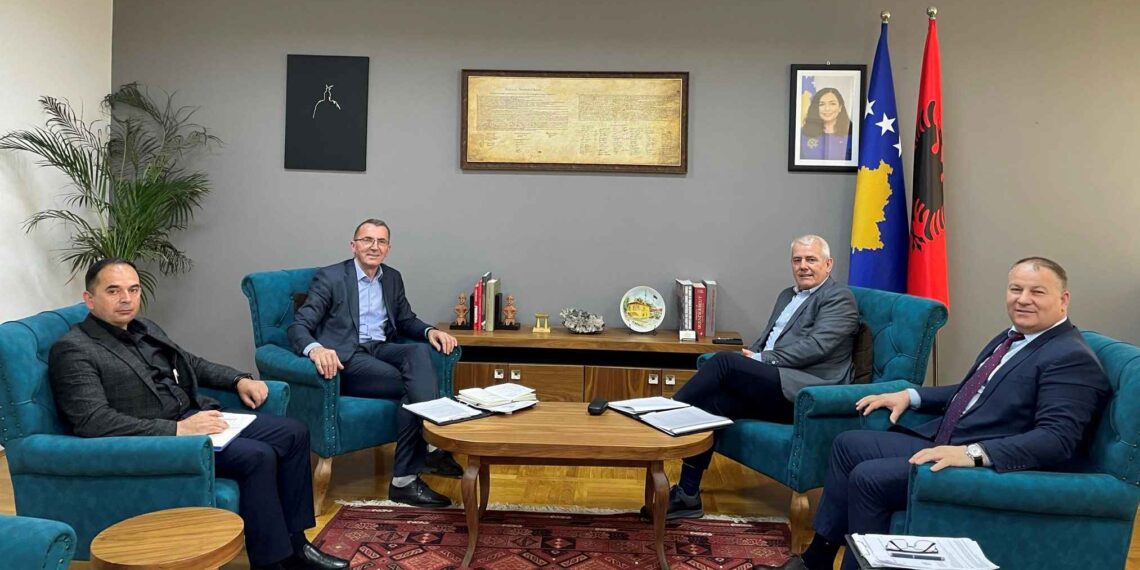 Sot me datë 25.03.2024, Kryetari i Sindikaktës së Policisë z. Imer Zeqrir dhe nënkryetari z.Avdi Hoti u pritën në takim nga Ministri i MPB-së z.Xhela Sveçla dhe Drejtori i Përgjithshëm i Policisë së Kosovës Kolonel Gazmend Hoxha.