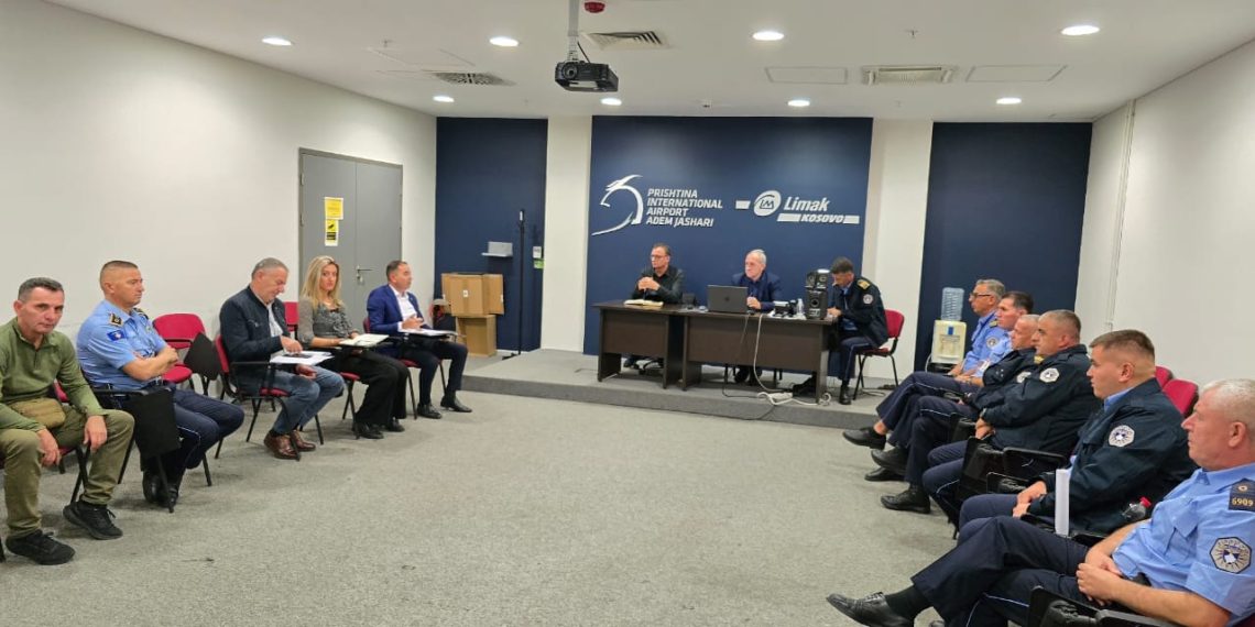 Sot, më 17.09.2024, kryesia ekzekutive, nënkryetari Avdi Hoti, nënkryetarja Edita Azemi, dhe kryetari i shoqatës sindikale të kufirit, Azem Berisha, me kërkesë të kryetarit të njësisë sindikale të aeroportit, Fadil Sopi, mbajtën takim pune me anëtarësinë e gjerë sindikale – zyrtarët policorë të aeroportit të Prishtinës “Adem Jashari”